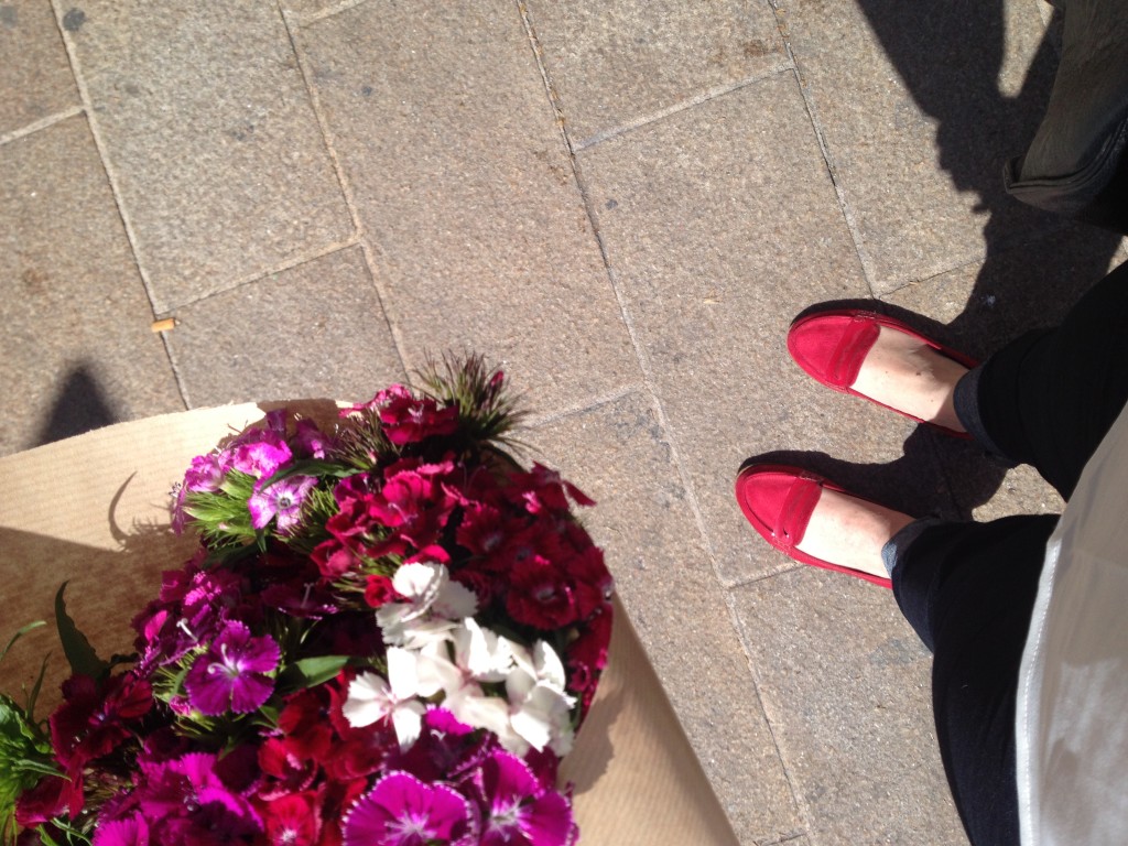 Sol, flores e meus sapatos vermelhos (as francesas adoraram!)