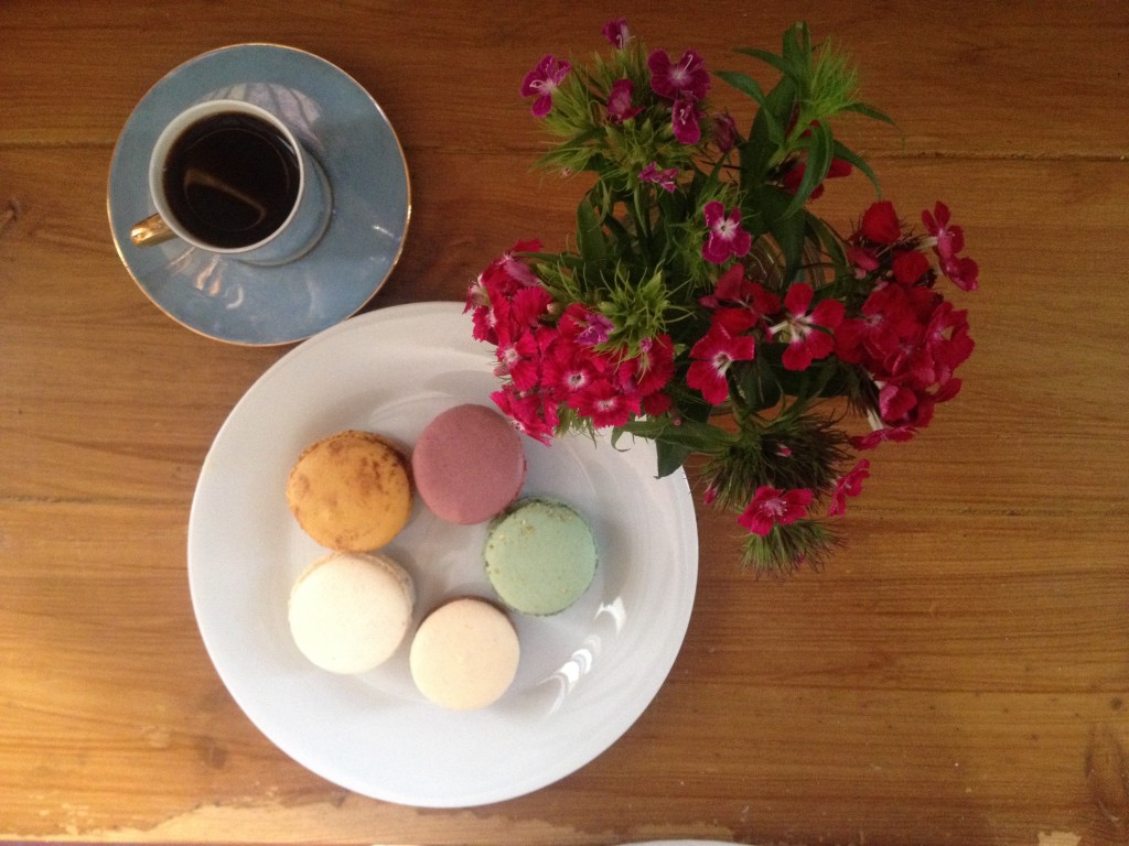 Quando dizem que a felicidade está nas pequenas coisas, esse pode ser um resumo: café, macaron, flores e tranquilidade!