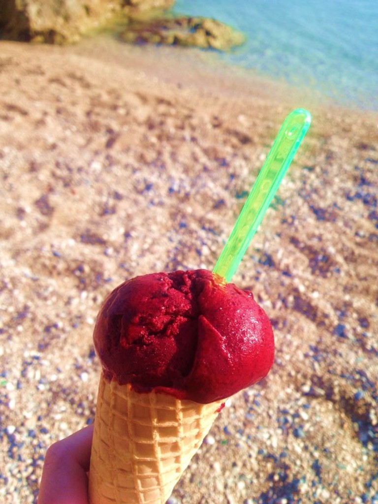 Um sorvete de Cassis na praia em Cassis!