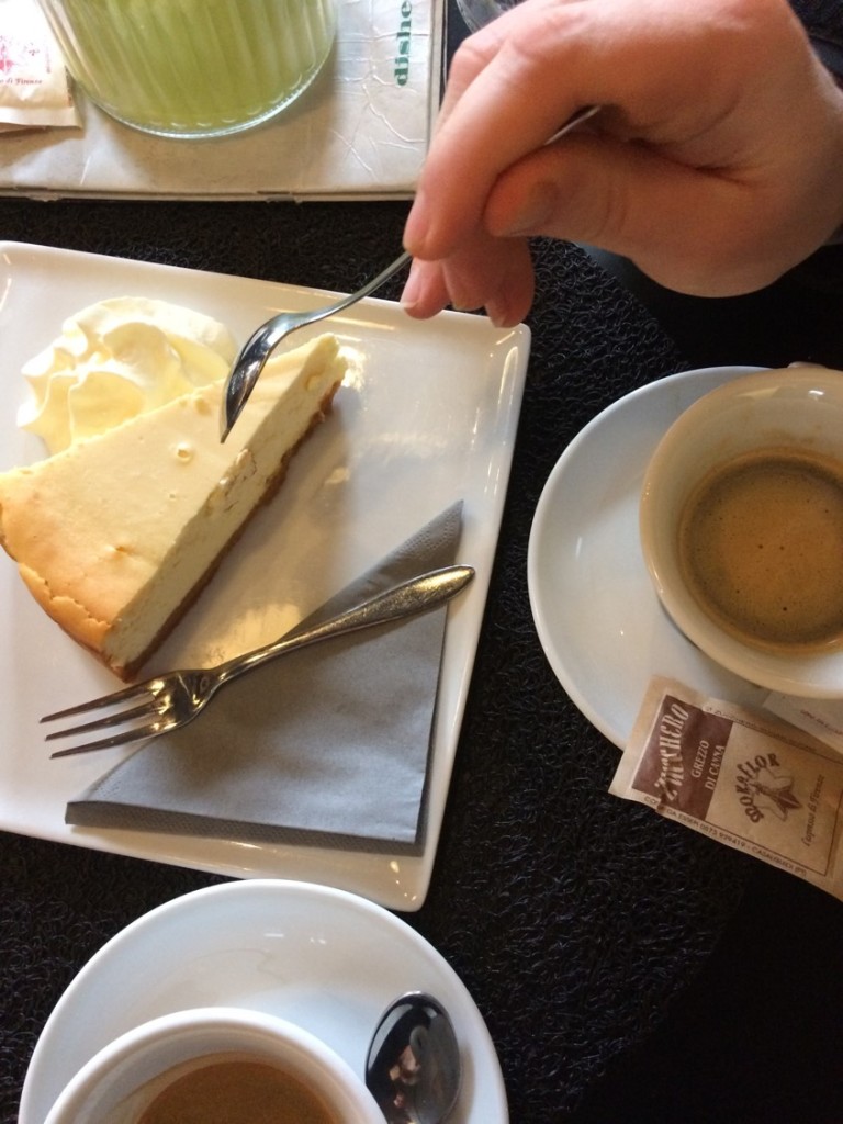 Pausa para um espresso e uma cheesecake que, segundo o dono da cafeteria, é feita com muito amor!