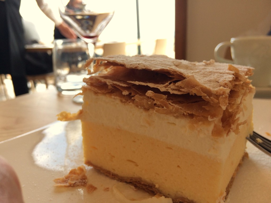 E para sobremesa, Bled Cake para compartilhar: é a sobremesa mais tradicional da região, originalmente chamada Kremsnita: consiste em massa folhada e creme e você nunca comeu nada igual, vai por mim!