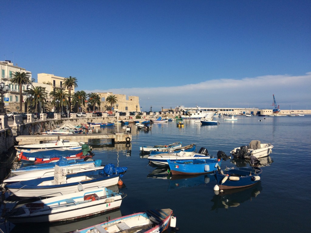O orla de Bari - ali os pescadores vendem seus produtos fresquinhos quando voltam do mar, bem cedinho: tinha até Uni!